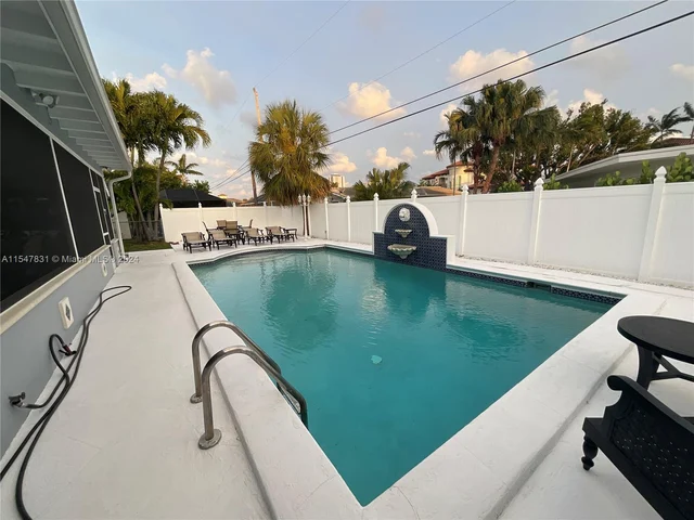 1061 Bimini Ln, Riviera Beach FL 33404