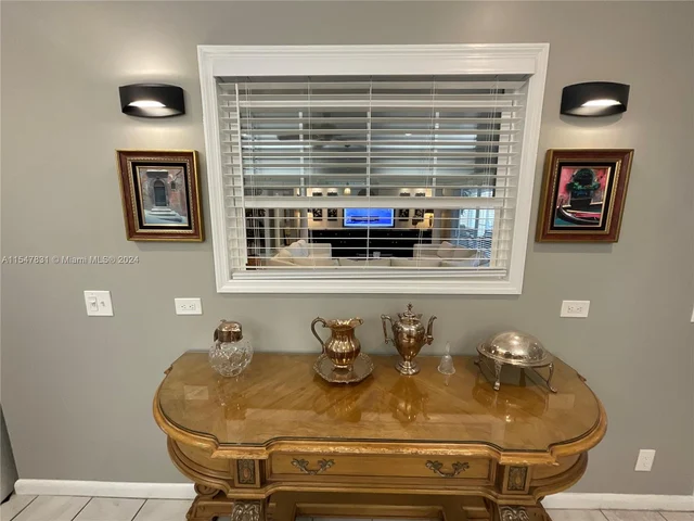 1061 Bimini Ln, Riviera Beach FL 33404