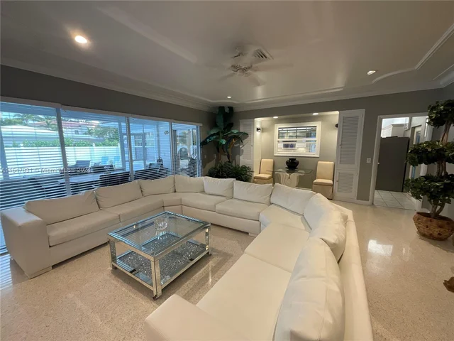 1061 Bimini Ln, Riviera Beach FL 33404