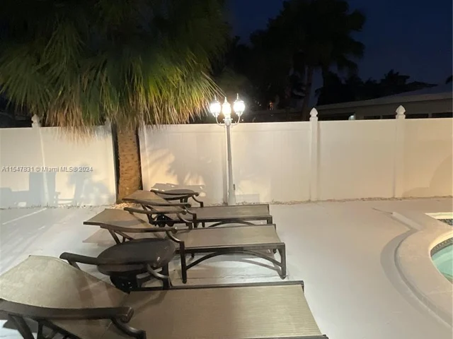 1061 Bimini Ln, Riviera Beach FL 33404