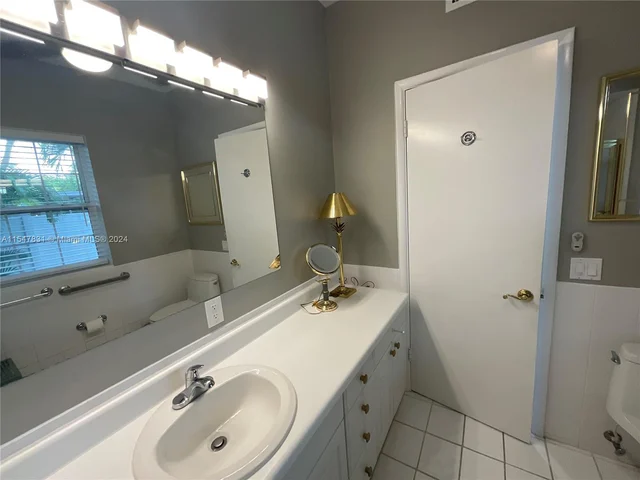 1061 Bimini Ln, Riviera Beach FL 33404