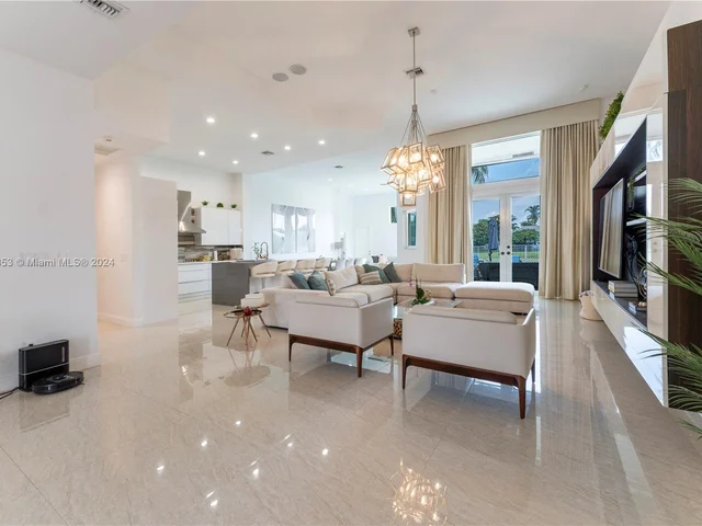 4021 E Lake Estates Dr, Davie FL 33328