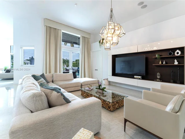 4021 E Lake Estates Dr, Davie FL 33328