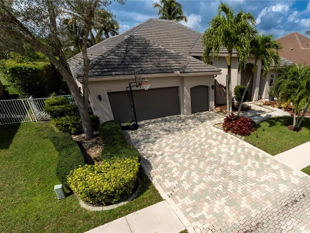 4021 E Lake Estates Dr, Davie FL 33328