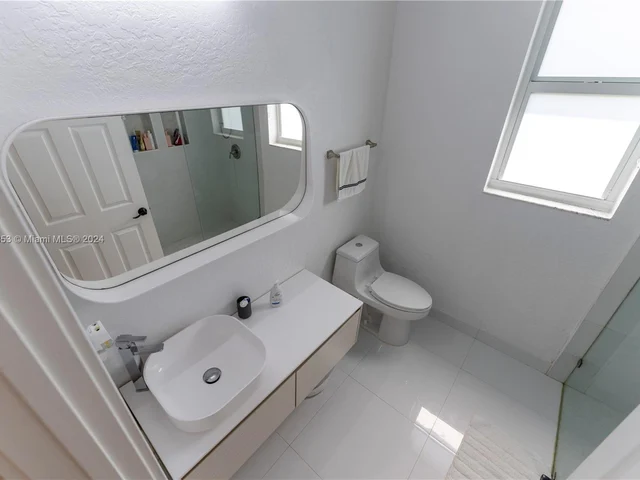 4021 E Lake Estates Dr, Davie FL 33328