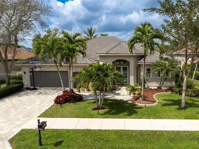 4021 E Lake Estates Dr, Davie FL 33328