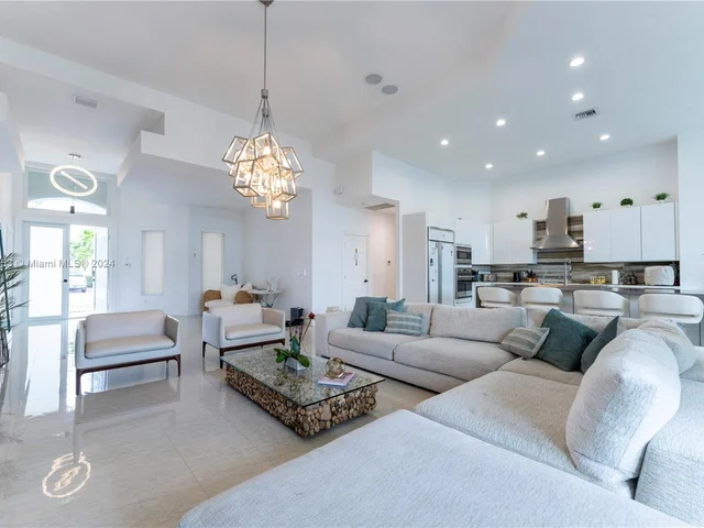 4021 E Lake Estates Dr, Davie FL 33328