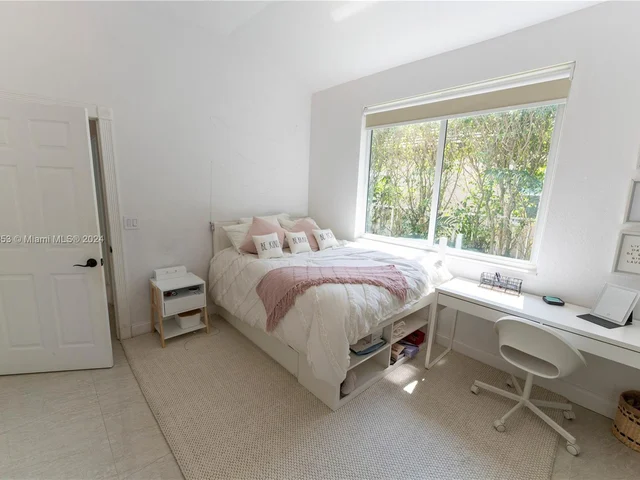 4021 E Lake Estates Dr, Davie FL 33328