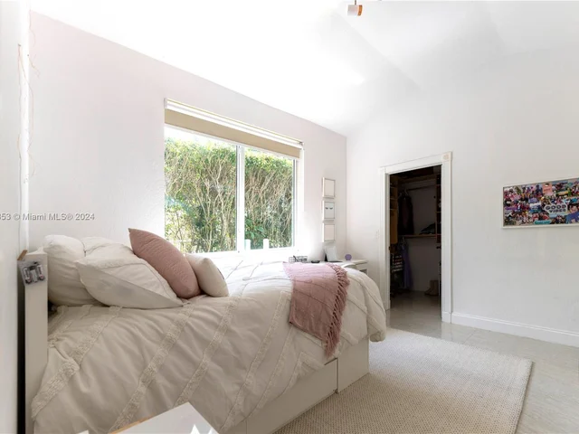 4021 E Lake Estates Dr, Davie FL 33328