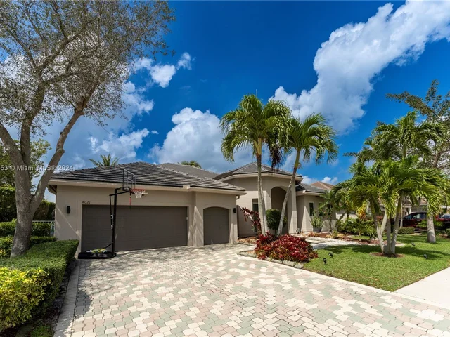 4021 E Lake Estates Dr, Davie FL 33328