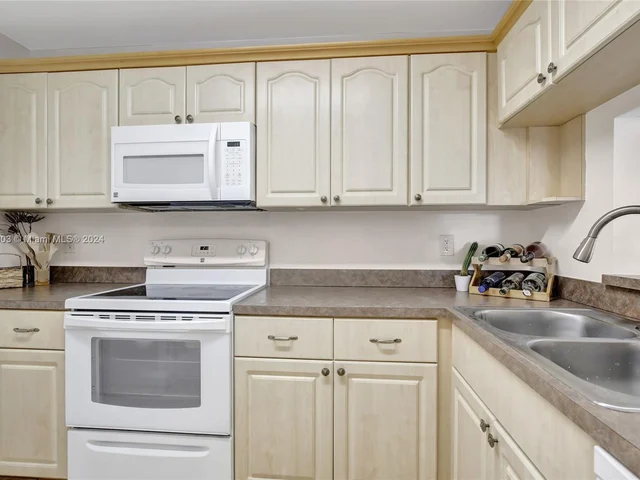 561 NW 100th Pl # 201, Pembroke Pines FL 33024