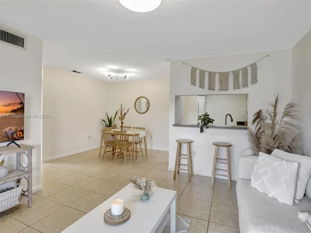 561 NW 100th Pl # 201, Pembroke Pines FL 33024