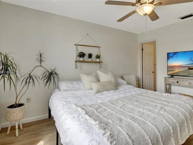 561 NW 100th Pl # 201, Pembroke Pines FL 33024