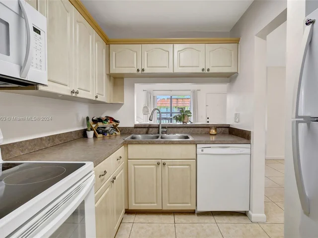 561 NW 100th Pl # 201, Pembroke Pines FL 33024