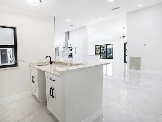 13060 NW 1st St, Plantation FL 33325