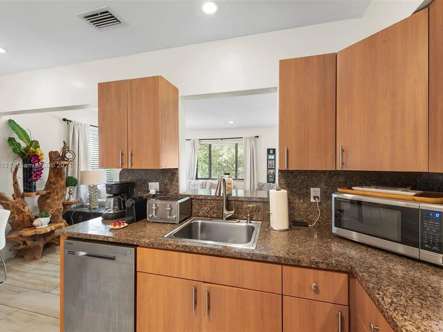 70 NW 47th Ter, Miami FL 33127