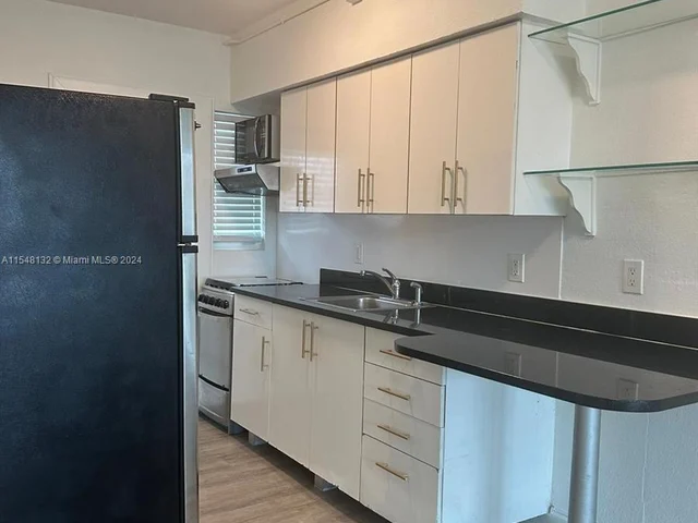 300 74th St # 17, Miami Beach FL 33141