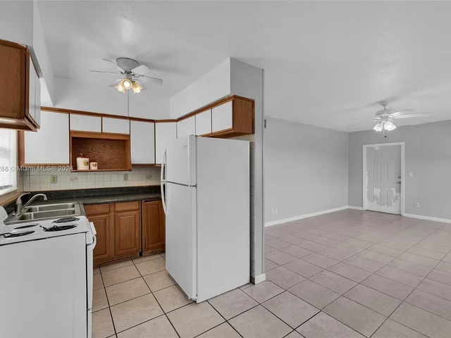 290 NE 40th St # 14, Oakland Park FL 33334