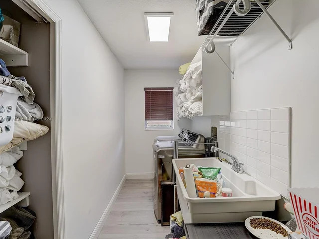 1614 Newport Ln, Weston FL 33326