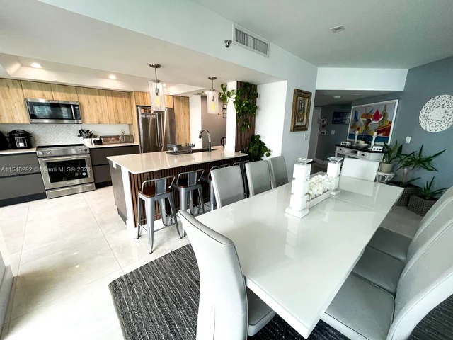 520 Brickell Key Dr # A1521, Miami FL 33131