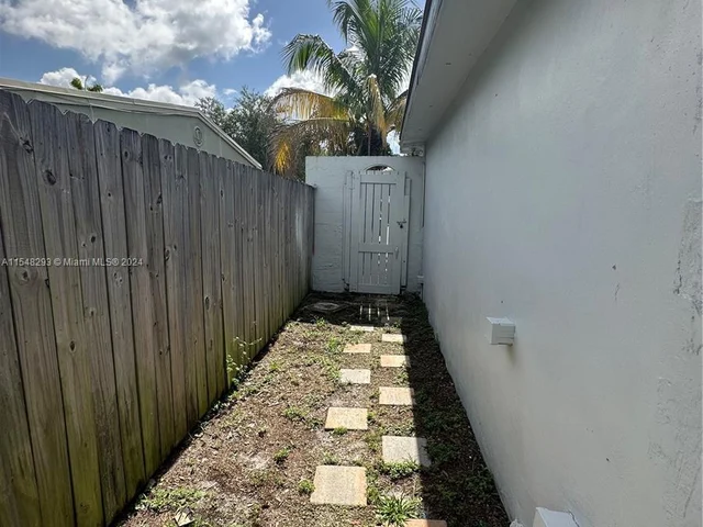 417 NW 14th Way, Fort Lauderdale FL 33311