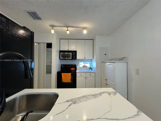 8630 SW 3rd St # 101, Pembroke Pines FL 33025