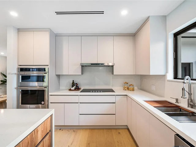 1519 Robbia Ave, Coral Gables FL 33146