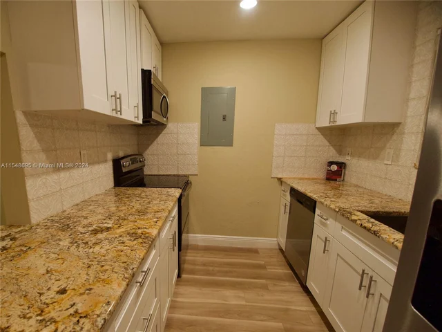 189 Lakeview Dr # 202, Weston FL 33326