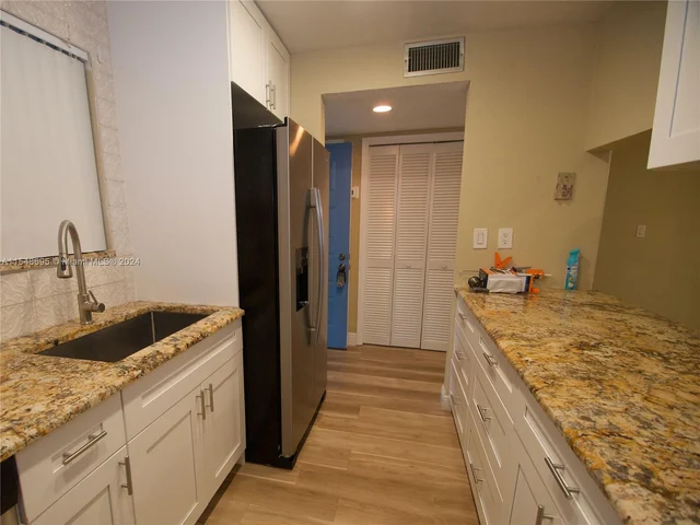 189 Lakeview Dr # 202, Weston FL 33326