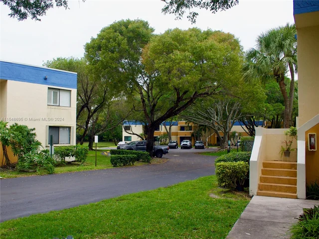 189 Lakeview Dr # 202, Weston FL 33326