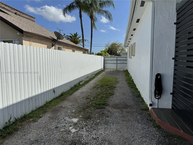 6465 SW 33rd St, Miami FL 33155