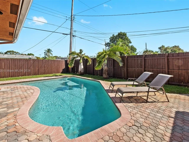 7671 NW 15th Ct, Pembroke Pines FL 33024