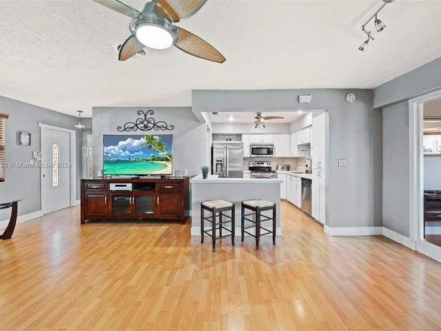 7671 NW 15th Ct, Pembroke Pines FL 33024