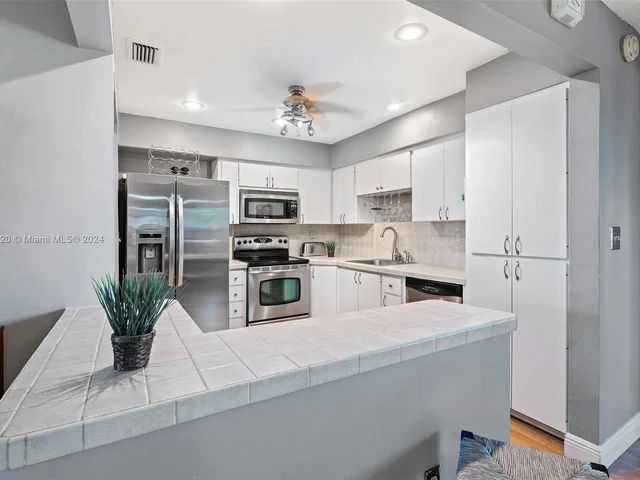 7671 NW 15th Ct, Pembroke Pines FL 33024