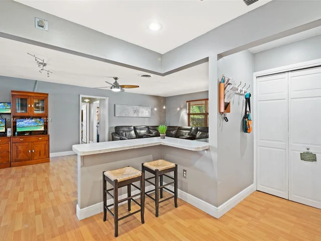 7671 NW 15th Ct, Pembroke Pines FL 33024