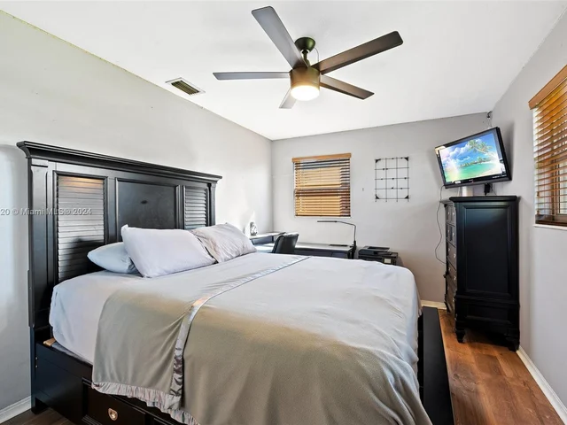 7671 NW 15th Ct, Pembroke Pines FL 33024