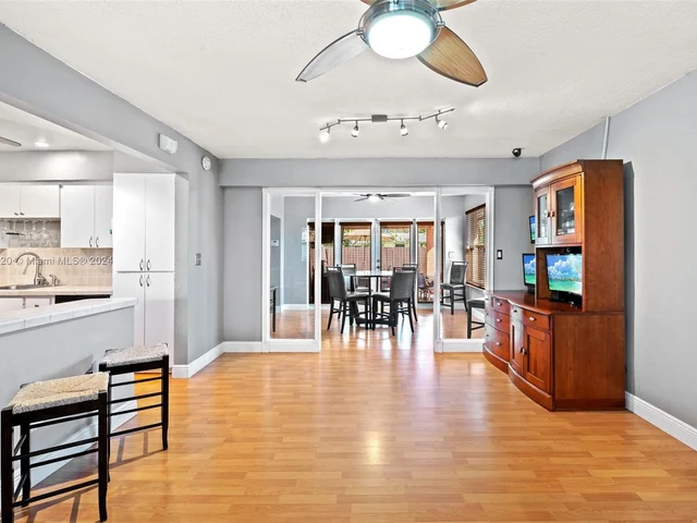 7671 NW 15th Ct, Pembroke Pines FL 33024