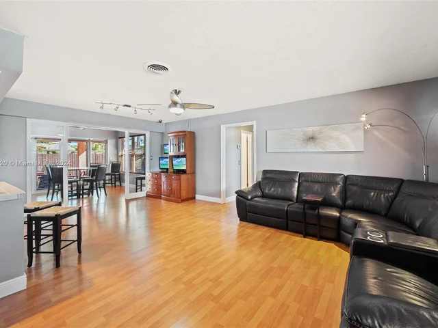 7671 NW 15th Ct, Pembroke Pines FL 33024