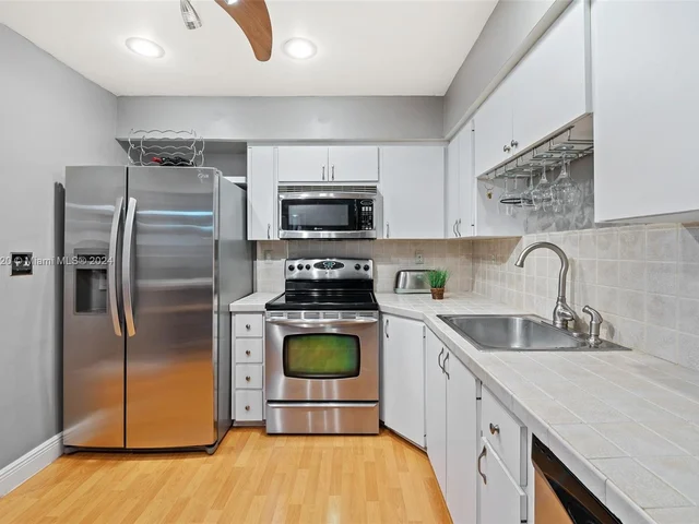 7671 NW 15th Ct, Pembroke Pines FL 33024