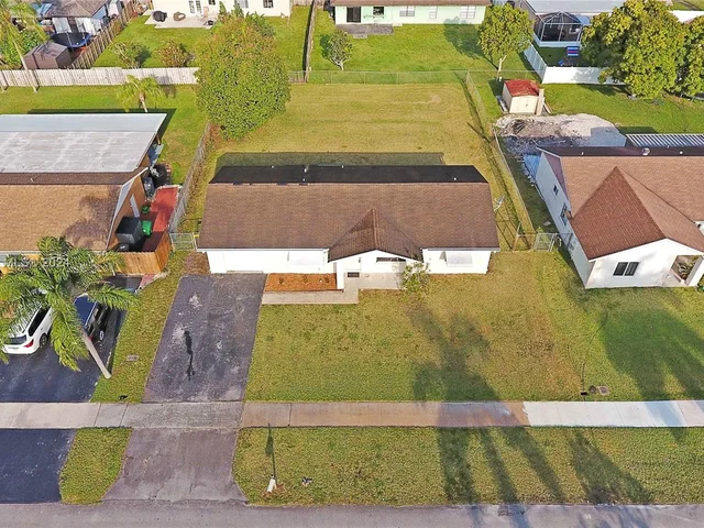 1011 SW 127th Ter, Davie FL 33325