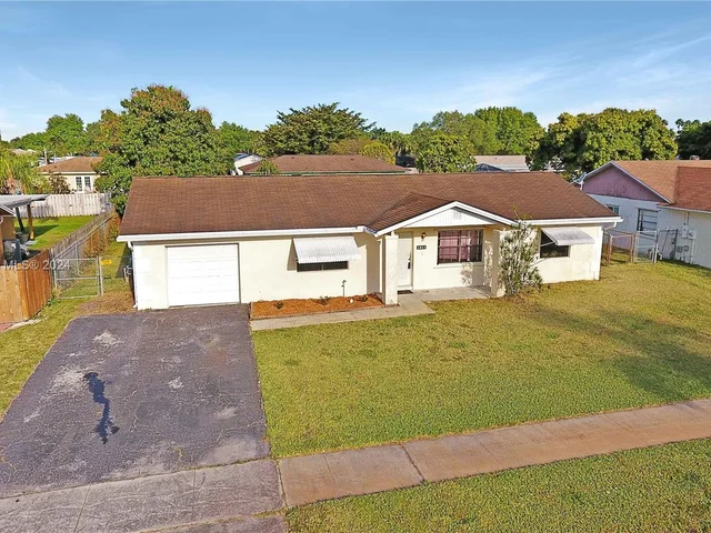 1011 SW 127th Ter, Davie FL 33325