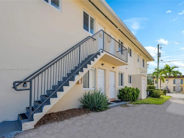 2445 SW 10th St # D, Miami FL 33135