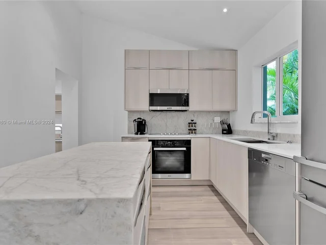 12 Farrey ln, Miami Beach FL 33139