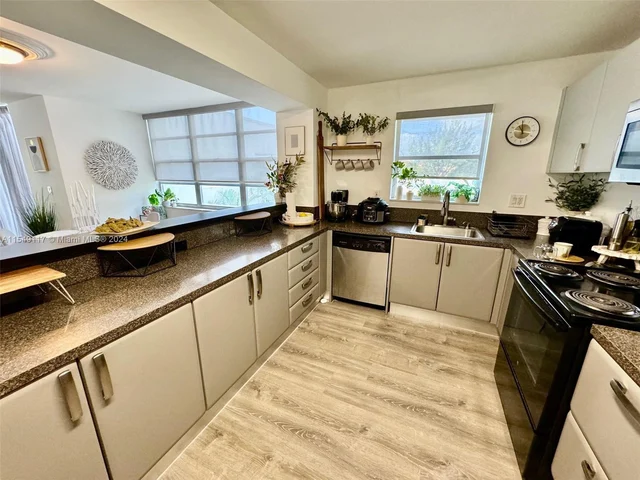 2780 NE 183rd St # 302, Aventura FL 33160