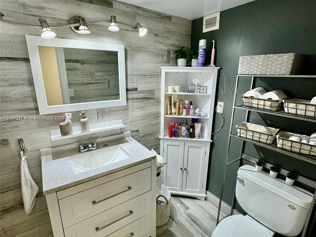 2780 NE 183rd St # 302, Aventura FL 33160