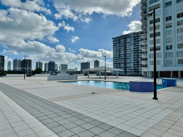 2780 NE 183rd St # 302, Aventura FL 33160