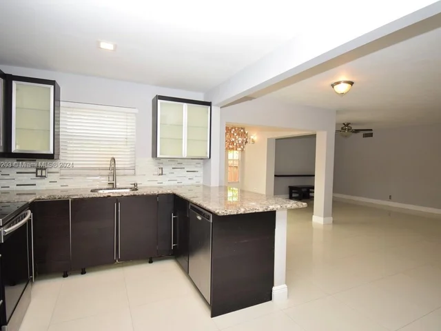 14 Chestnut Cir, Cooper City FL 33026