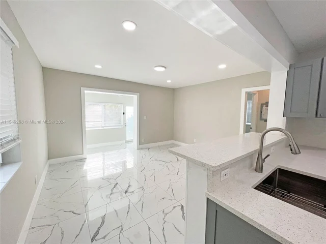 6938 NW 6th Ave, Miami FL 33150