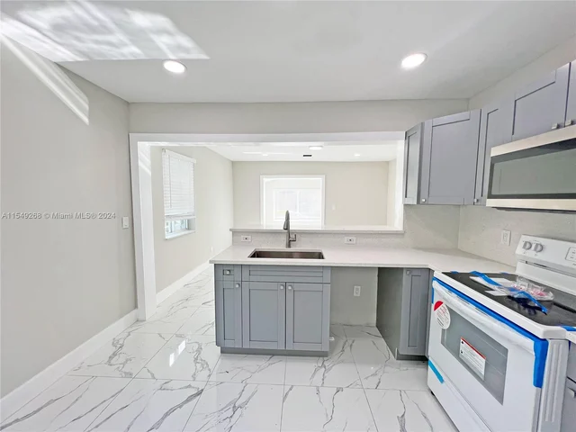 6938 NW 6th Ave, Miami FL 33150