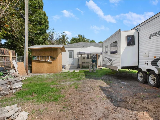 255 NE 161st St, Miami FL 33162